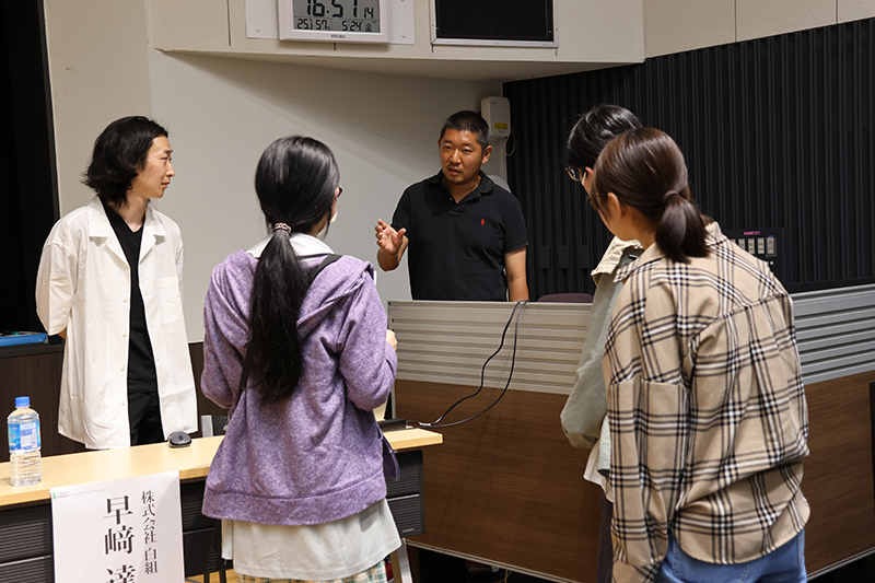 セミナー終了後に質問するために集まった学生に丁寧に対応する早﨑氏